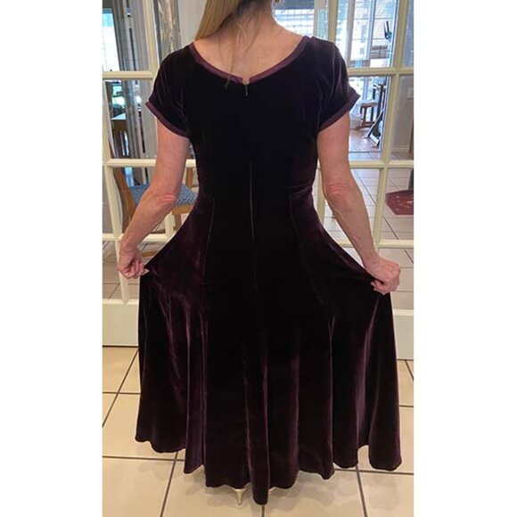 The J. Peterman Company: Vintage, deep plum (purplish) velvet dress, Size 6 - Picture 5 of 12